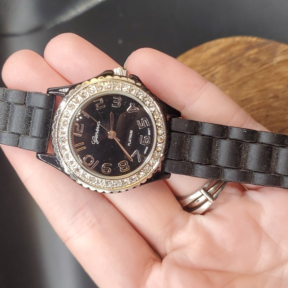 B1938‎ geneva platinum watch needs batteries